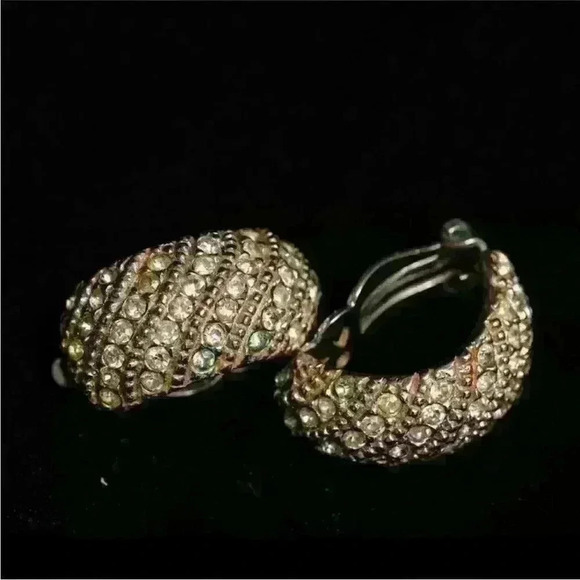 VINTAGE SPARKLING LES BERNARD SILVER TONE GLASS GEMS HALF HOOP CLIP ON EARRINGS - Picture 2 of 16